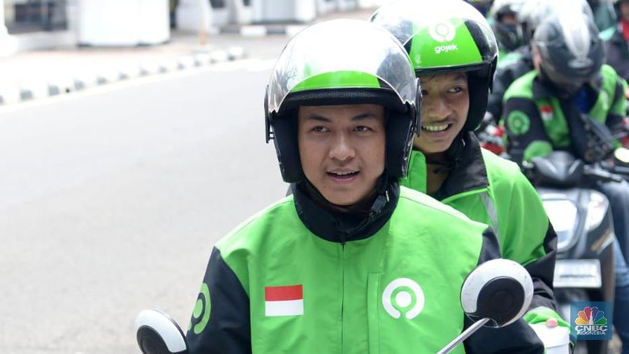 Sekretariat Presiden (Setpres) saat membagikan paket nasi box bagi para pengendara seperti gojek dan grab yang melewati Jl. Veteran, Jakarta Pusat. (Biro Setpres RI)