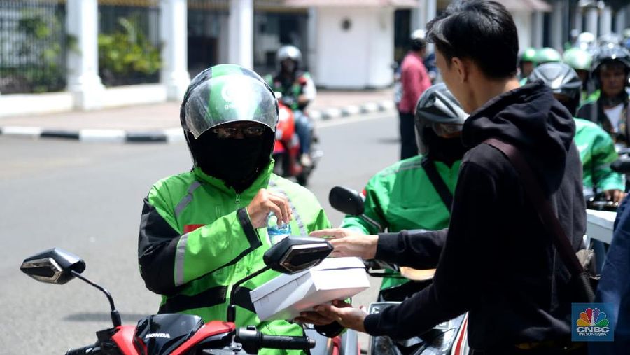 Sekretariat Presiden (Setpres) saat membagikan paket nasi box bagi para pengendara seperti gojek dan grab yang melewati Jl. Veteran, Jakarta Pusat. (Biro Setpres RI)