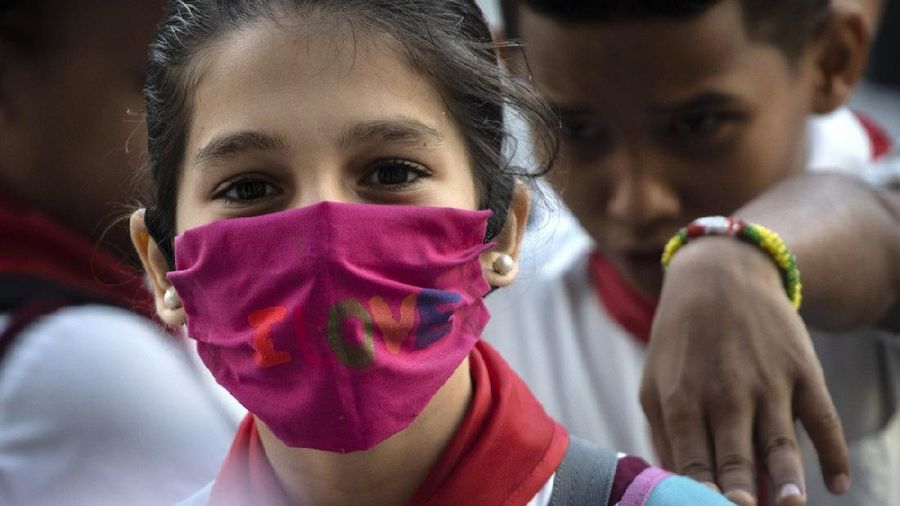 Seorang anak perempuan mengenakan masker buatan sendiri/AP Photo