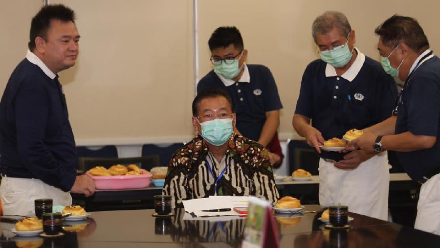 penyerahan donasi oleh Kamar Dagang dan Industri Indonesia (KADIN) dibantu Yayasan Buddha Tzu Chi Indonesia, dan meneruskannya kepada Badan Nasional Penanggulangan Bencana (BNPB) di Tzu Chi Center Tower, Jakarta, Senin (6/4/2020). (Dok. Sinar Mas)