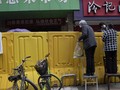 FOTO: Beradaptasi dengan Tembok Kuning di Wuhan