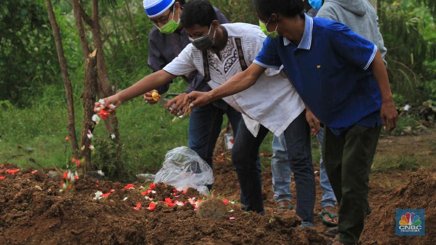TPU Tegal Alur menjadi salah satu tempat pemakaman jenazah dengan protokol tetap Covid-19.