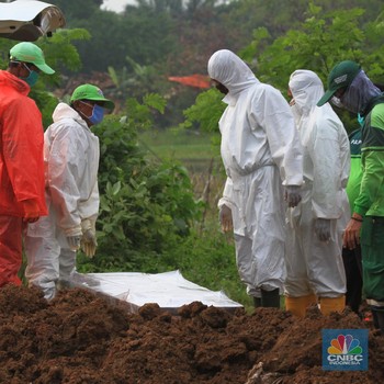 Intip Pemakaman dengan Prosedur Covid-19 di TPU Tegal Alur