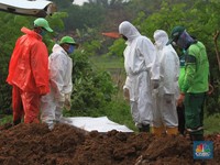 Intip Pemakaman dengan Prosedur Covid-19 di TPU Tegal Alur