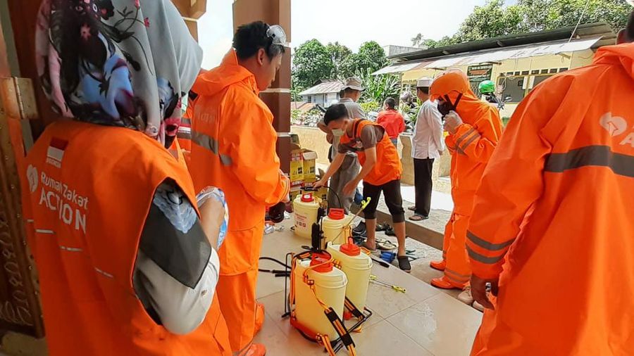Pertamina terus menyerahkan bantuan kepada sejumlah masyarakat secara bertahap dan penyemprotan desinfektan untuk beberapa fasilitas umum.