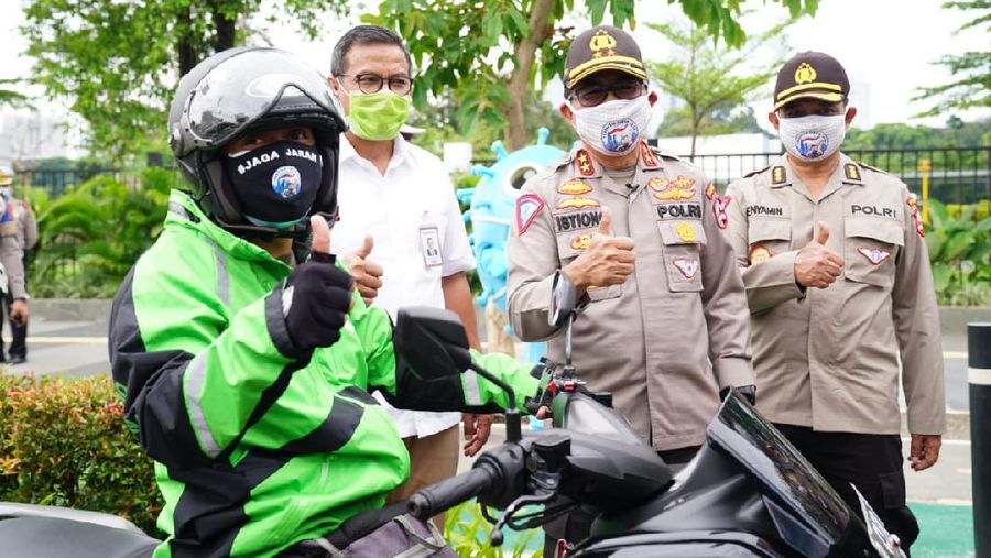 Di samping melakukan pengecekan suhu tubuh, operasi ini juga memberikan bantuan sembako kepada para 3000 pengemudi ojek online usai diperiksa kesehatannya. 
