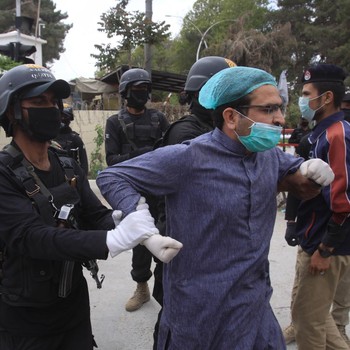 Kacau! APD di Pakistan Kurang, Dokter Demo Malah Ditangkap