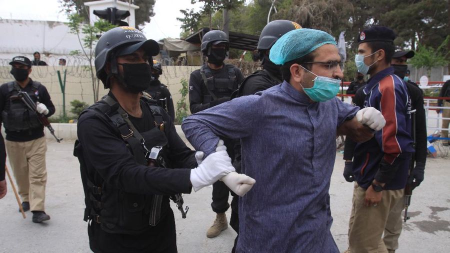 Penangkapan tersebut karena sejumlah dokter dan tenaga medis menuntut kurangnya APD yang disediakan di RS di Pakistan.