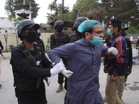 Kacau! APD di Pakistan Kurang, Dokter Demo Malah Ditangkap