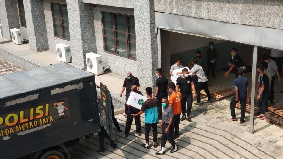 Tenaga medis dan jajaran pelayanan publik adalah lini terdepan penanganan virus yang penyebarannya cepat ini.