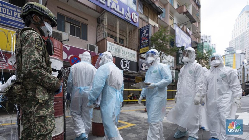 Bagi setiap orang yang melanggar perintah pengendalian pergerakan (lockdown) di Malaysia bisa dihukum denda atau dipenjara maksimum enam bulan penjara.