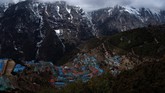 Gambaran umum Namche Bazaar, perhentian terakhir sebelum mencapai base camp. Bayangan gunung tertinggi di dunia itu terlihat megah di depan. (Photo by PRAKASH MATHEMA / AFP)