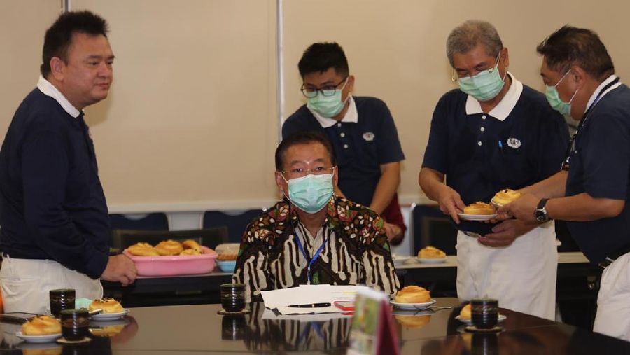 Tenaga medis dan jajaran pelayanan publik adalah lini terdepan penanganan virus yang penyebarannya cepat ini.