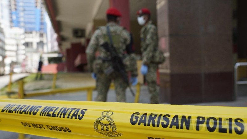 Bagi setiap orang yang melanggar perintah pengendalian pergerakan (lockdown) di Malaysia bisa dihukum denda atau dipenjara maksimum enam bulan penjara.