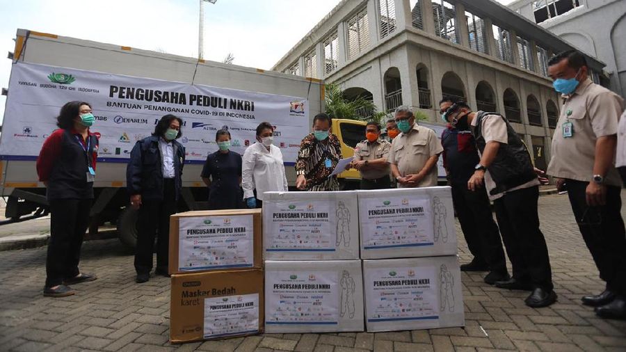 Tenaga medis dan jajaran pelayanan publik adalah lini terdepan penanganan virus yang penyebarannya cepat ini.