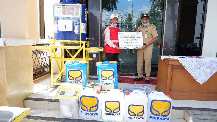 PT Brantas Abipraya (Persero) terus menyalurkan bantuan untuk menekan angka penyebaran virus covid-19.