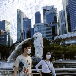 Covid-19 Singapura Ngegas 25.000, Warga Ramai-Ramai Borong Masker