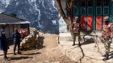 Hingga 8 April ini terdapat sembilan kasus positif Covid-19 di Nepal, dengan tak ada korban jiwa. Para penduduk pun kini menggunakan masker untuk mencegah penularan corona. (Photo by PRAKASH MATHEMA / AFP)