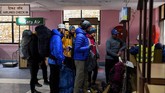 Para pendaki memeriksakan diri di bagian kedatangan di bandara Tenzing-Hillary. Bukan hanya Nepal dan Everest, seluruh tempat-tempat wisata di dunia pun dalam dua bulan terakhir ditinggal oleh para wisatawan. (Photo by Prakash MATHEMA / AFP)