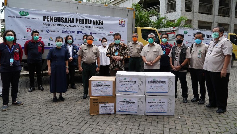 Tenaga medis dan jajaran pelayanan publik adalah lini terdepan penanganan virus yang penyebarannya cepat ini.