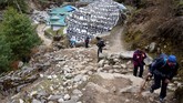 Sejak pertengahan Maret lalu pemerintah Nepal telah mencabut izin pendakian serta melarang turis asing datang. Akibatnya, pemasukan negara yang berkisar US$4,4 juta dari industri pariwisata pun terancam menguap ke udara. (Photo by Prakash MATHEMA / AFP)