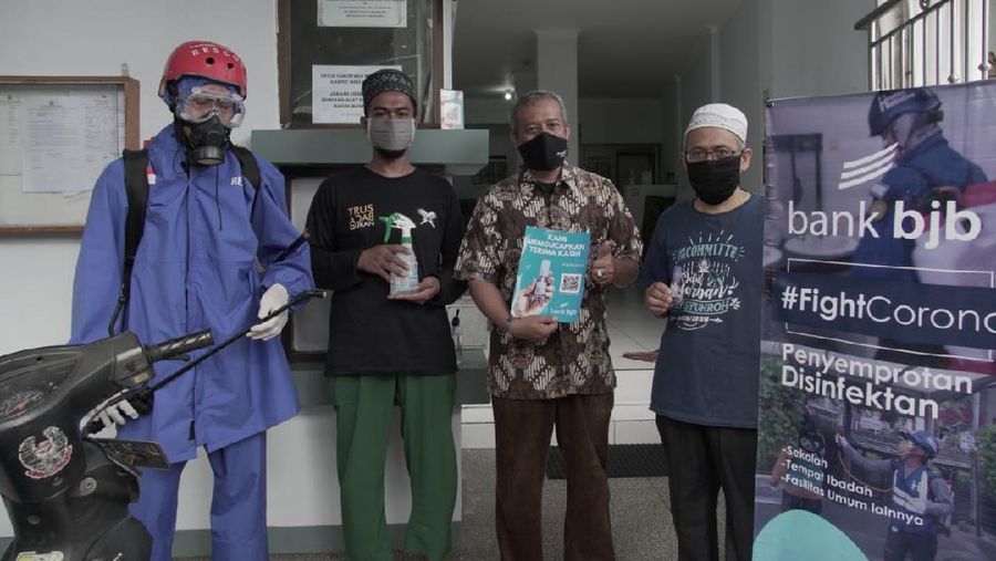 Bank bjb bekerja sama dengan Human Initiative Jawa Barat melakukan penyemprotan disinfektan sarana publik di kawasan Bandung Raya.