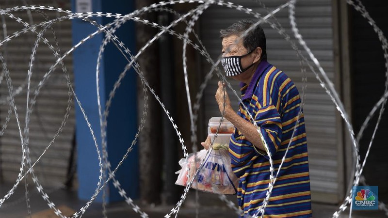 Bagi setiap orang yang melanggar perintah pengendalian pergerakan (lockdown) di Malaysia bisa dihukum denda atau dipenjara maksimum enam bulan penjara.