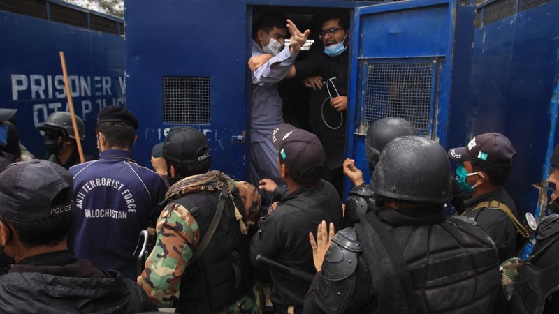 Penangkapan tersebut karena sejumlah dokter dan tenaga medis menuntut kurangnya APD yang disediakan di RS di Pakistan.