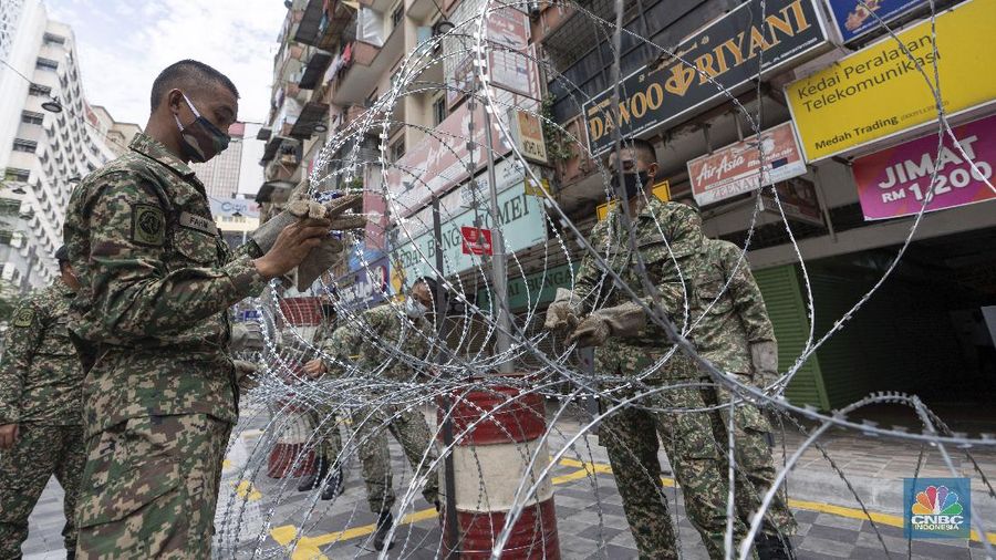 Bagi setiap orang yang melanggar perintah pengendalian pergerakan (lockdown) di Malaysia bisa dihukum denda atau dipenjara maksimum enam bulan penjara.