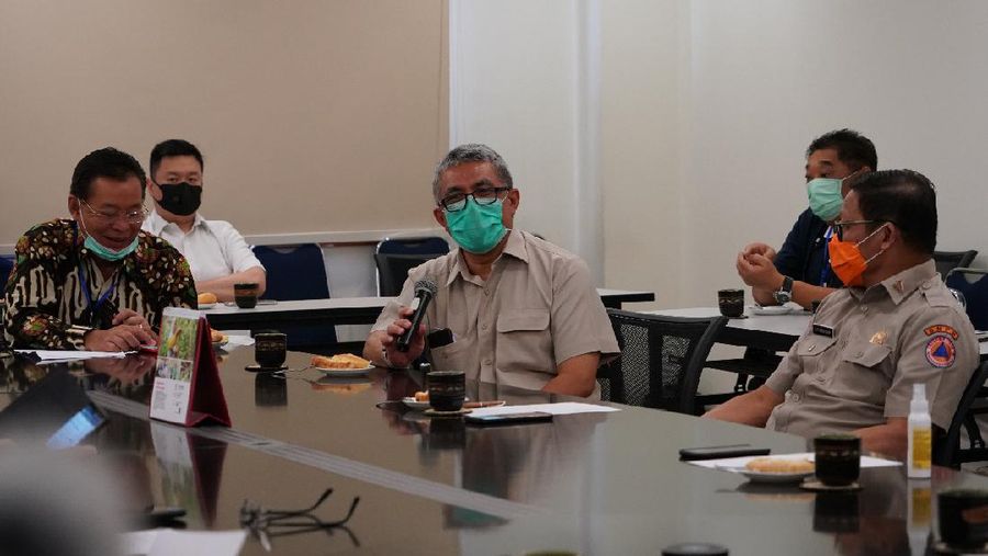 Tenaga medis dan jajaran pelayanan publik adalah lini terdepan penanganan virus yang penyebarannya cepat ini.