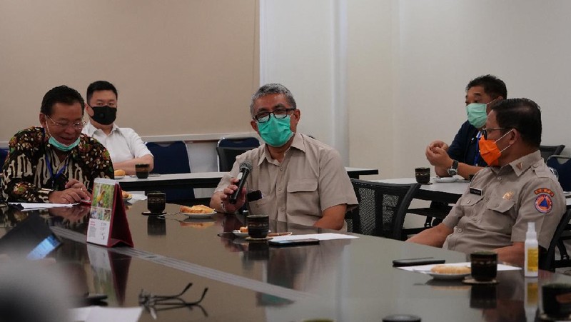 Tenaga medis dan jajaran pelayanan publik adalah lini terdepan penanganan virus yang penyebarannya cepat ini.