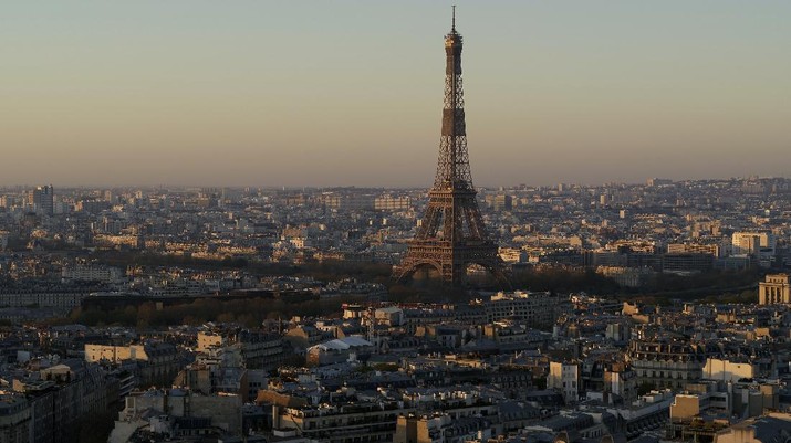 This photo taken Sunday April 5, 2020 shows the Eiffel Tower in background during the nationwide confinement due to the coronavirus outbreak in Paris. The new coronavirus causes mild or moderate symptoms for most people, but for some, especially older adults and people with existing health problems, it can cause more severe illness or death. (AP Photo/Lesdronographes)