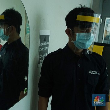 Intip Proses Pembuatan Pelindung Wajah Bagi Tenaga Medis RI