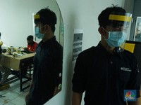Intip Proses Pembuatan Pelindung Wajah Bagi Tenaga Medis RI