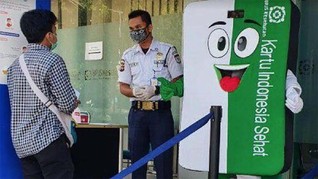 Bang Jakes Ingatkan Peserta JKN-KIS Jaga Jarak saat Antre