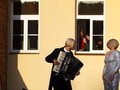 FOTO: Musisi Jalanan Praha Hibur Warga yang Karantina Diri