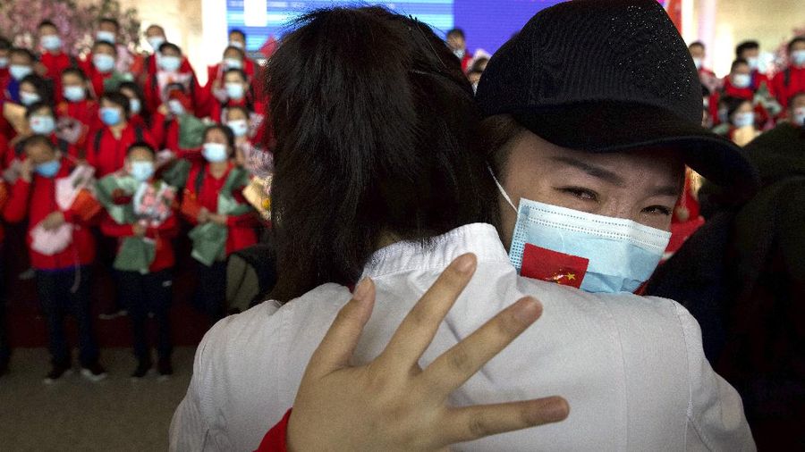 Masa lockdown sudah resmi dicabut di Wuhan. Bandara dan stasiun di ibu kota Provinsi Hubei kembali dipadati ribuan orang.