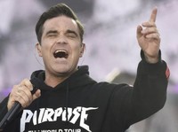 Alami Gejala Corona, Robbie Williams Tobat & Berdoa