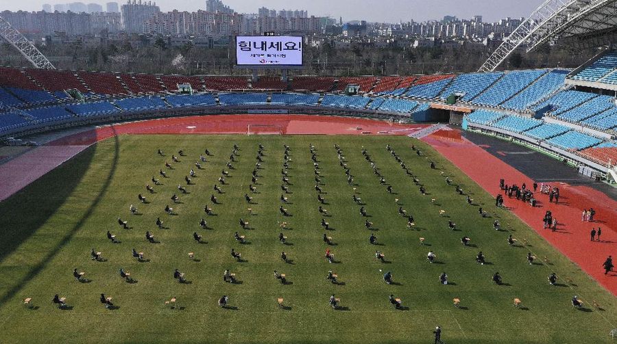 Bukan pengujian corona (COVID-19) yang dilakukan di Korea Selatan. Stadion ini malah jadi tempat tes pencari kerja.