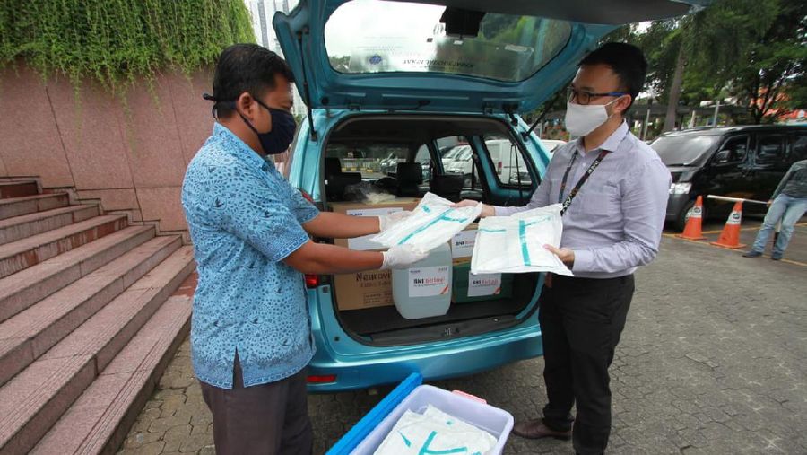 Pegawai BNI atau biasa disebut BNI Hi-Movers bersama-sama menggalang aksi program #AntarkanSemangat. 