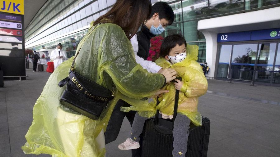 Masa lockdown sudah resmi dicabut di Wuhan. Bandara dan stasiun di ibu kota Provinsi Hubei kembali dipadati ribuan orang.