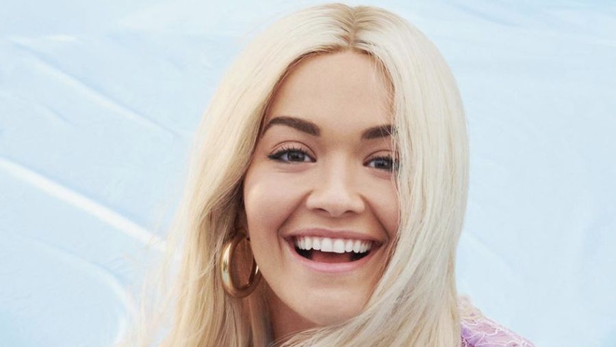 Rita Ora, bersama ibu dan saudaranya mendaftarkan diri jadi relawan untuk perang melawan corona 
