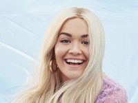 Penyanyi Rita Ora & Keluarga Jadi Relawan Perangi Corona