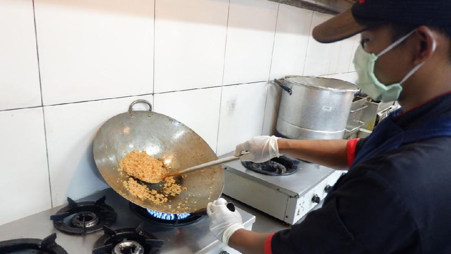 Teknologi menjadi senjata bagi UMKM untuk terus bisa bertahan di tengah serangan virus corona yang masih belum diketahui kapan akan berakhir.