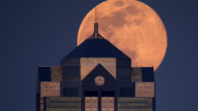 Fenomena super moon terlihat di sejumlah belahan bumi.