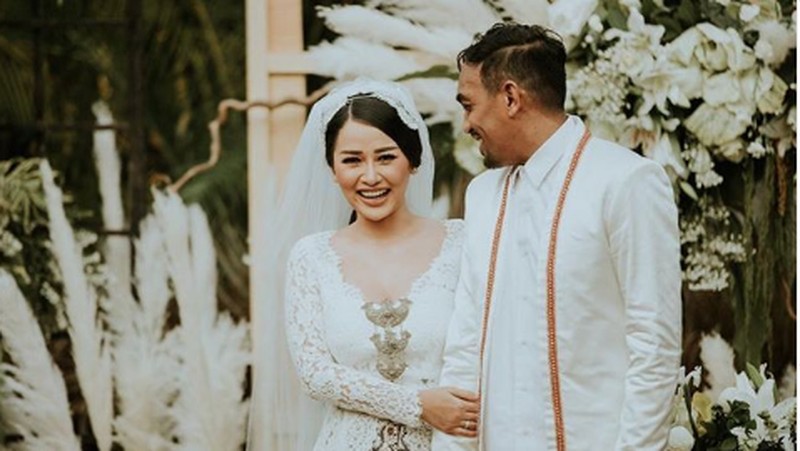 Penyanyi Glenn Fredly menghembuskan napas terakhirnya pada sore kemarin Rabu (8/4/2020). Ia dikabarkan meninggal akibat penyakit meningitis yang dideritanya.