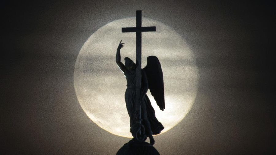 Fenomena super moon terlihat di sejumlah belahan bumi.