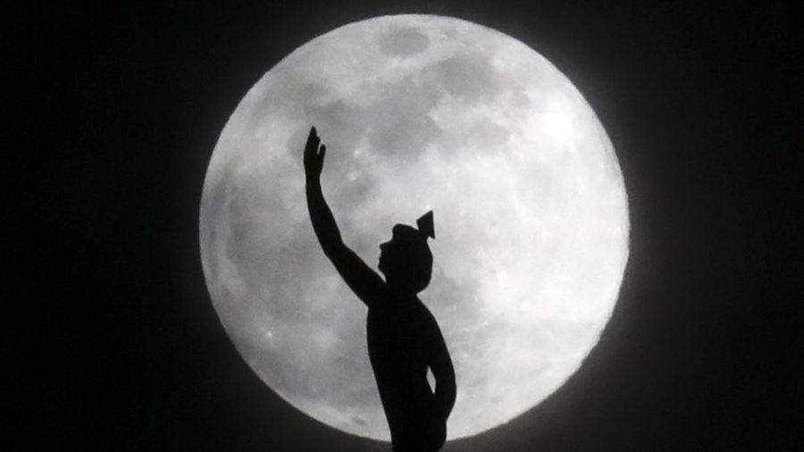 Fenomena super moon terlihat di sejumlah belahan bumi.