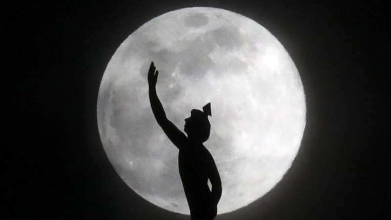 Fenomena super moon terlihat di sejumlah belahan bumi.
