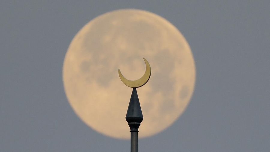 Fenomena super moon terlihat di sejumlah belahan bumi.